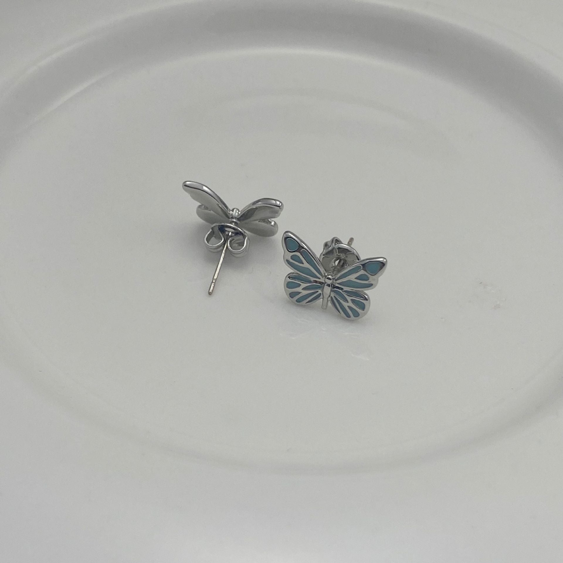 Boucles d'oreilles élégantes en argent avec pendentif papillon lumineux