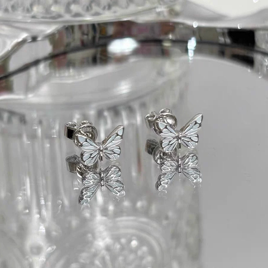 Boucles d'oreilles élégantes en argent avec pendentif papillon lumineux