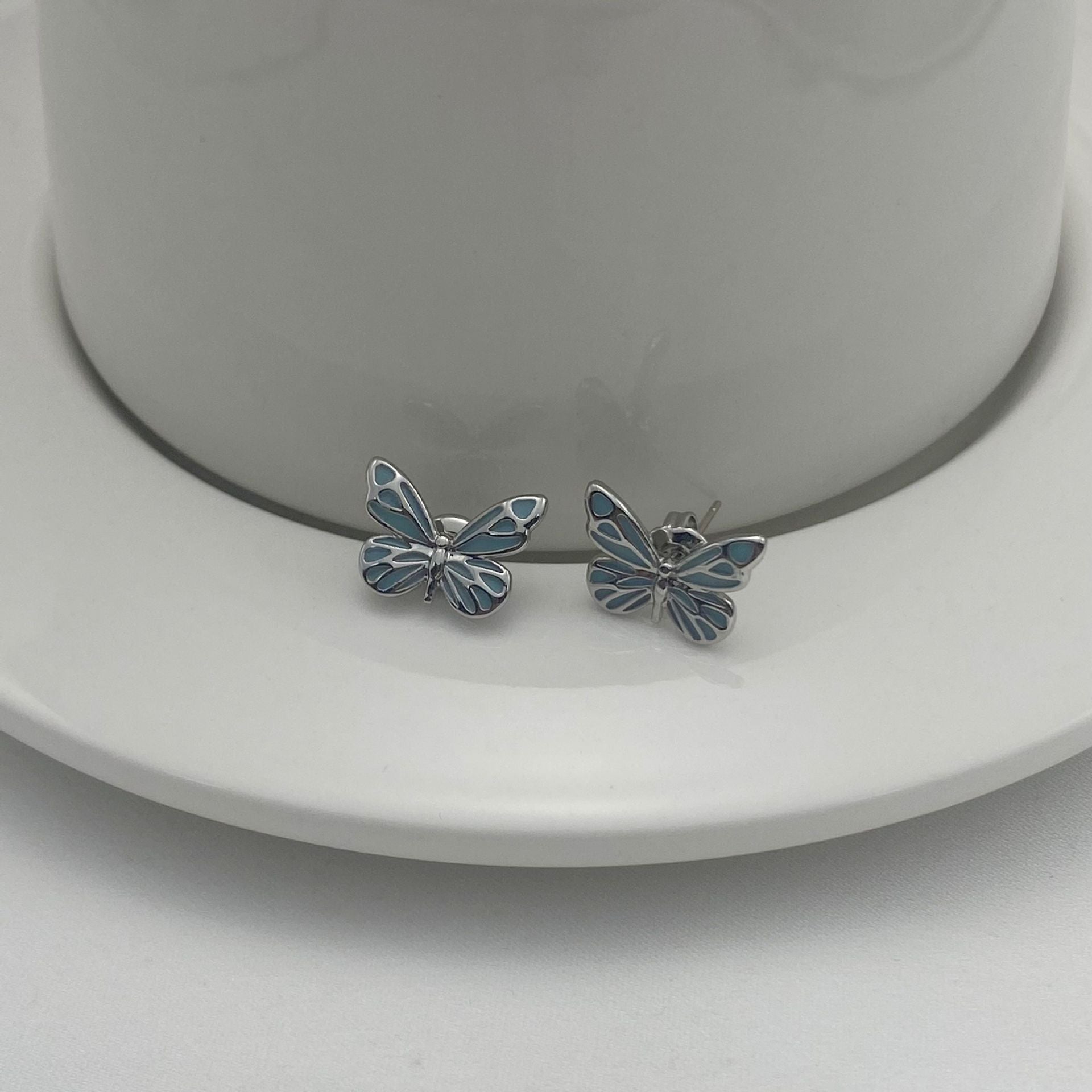 Boucles d'oreilles élégantes en argent avec pendentif papillon lumineux