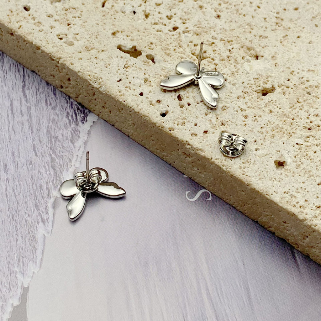 Boucles d'oreilles élégantes en argent avec pendentif papillon lumineux